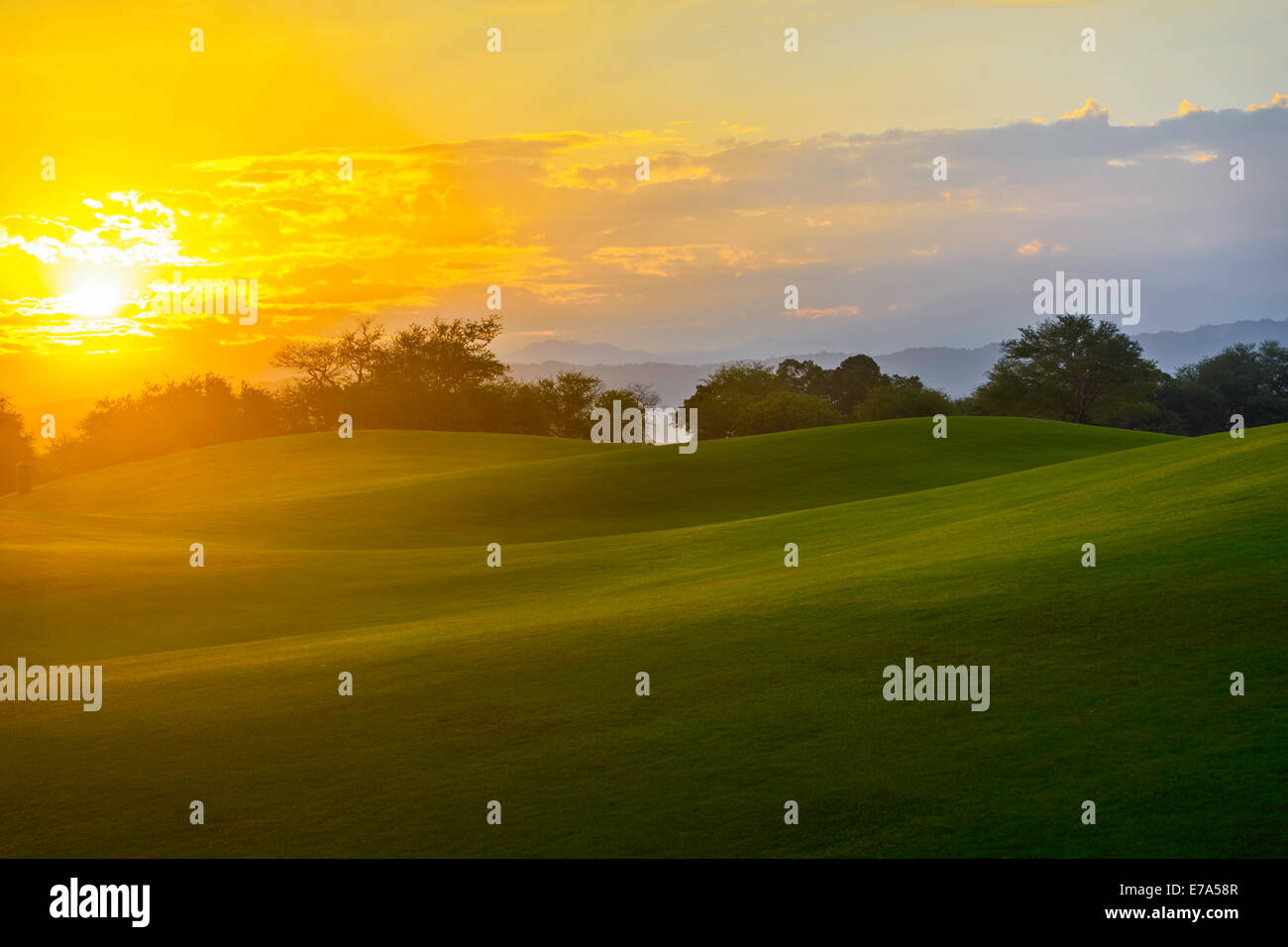 Golden Sunrise auf Golf Greens, Philippinen Stockfoto