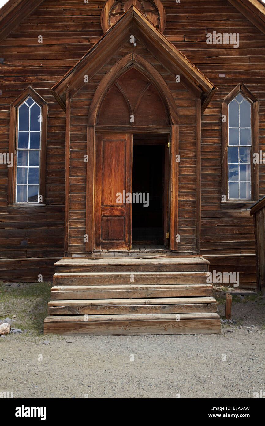 Eingangstür der Methodistenkirche, Green Street, Bodie Ghost Town (Höhe 8379 ft/2554 m), Eastern Sierra, Kalifornien, USA Stockfoto