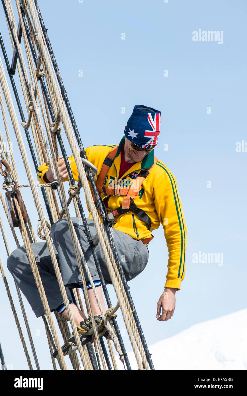 Australischer Mann Klettern Takelage auf Segelschiff Stockfoto