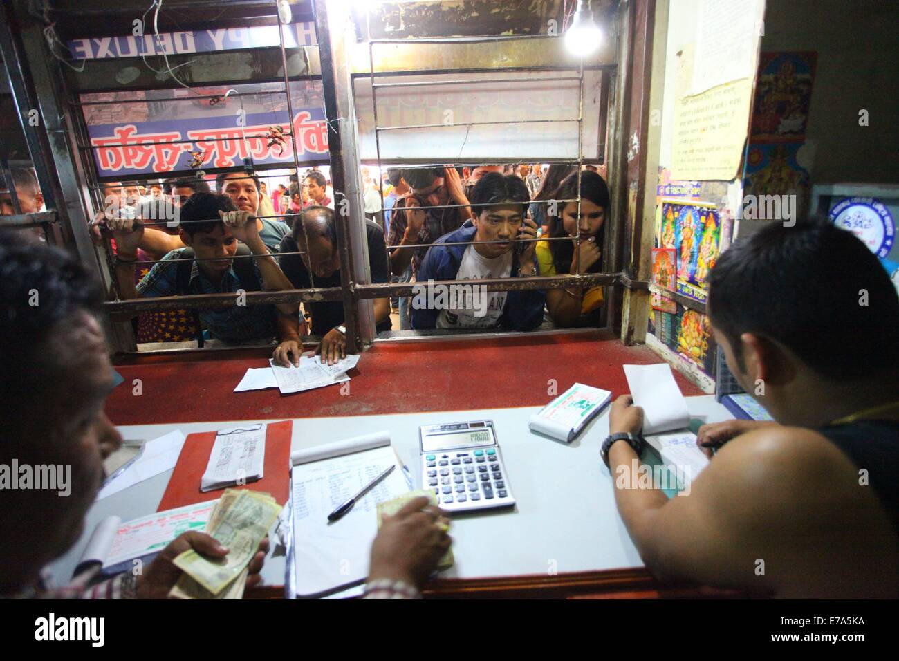 Kathmandu, Nepal. 10. September 2014. Nepalesen Schlange stehen, um die Voranmeldung für Bus-Tickets vor dem Dashain Festival zu nehmen, die am 25 September, in einem Bus Park in Gongabu, Kathmandu, Nepal, am 10. September 2014 beginnt. Buchung für Bustickets hat Tage vor einem der größten Festivals des Landes begonnen, um Reiseverkehr landesweit zu erleichtern. © Sunil Sharma/Xinhua/Alamy Live-Nachrichten Stockfoto