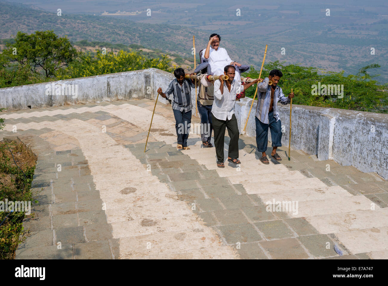 Träger mit einem Jain Pilger bis Mount Shatrunjaya, Palitana, Gujarat, Indien Stockfoto
