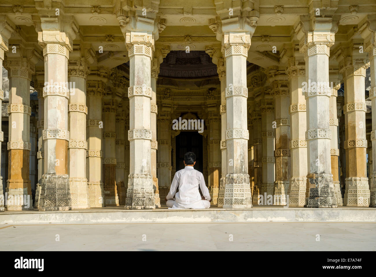 Jain Pilger meditieren, Palitana Tempel, Mount Shatrunjaya Palitana, Gujarat, Indien Stockfoto