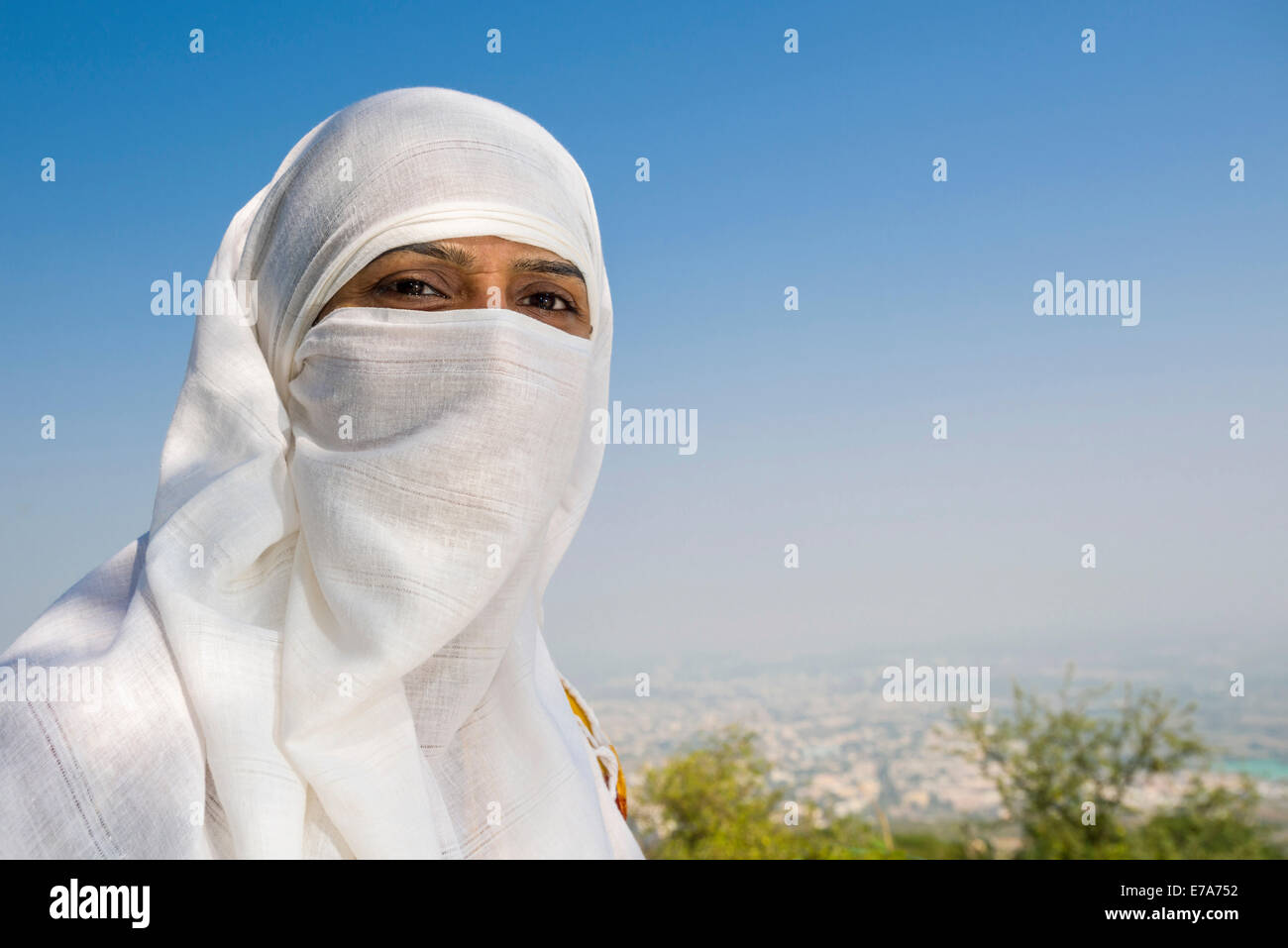 Ein Jain Pilger Frau, ihr Gesicht bedeckt mit weißen Tuch, Palitana, Gujarat, Indien Stockfoto