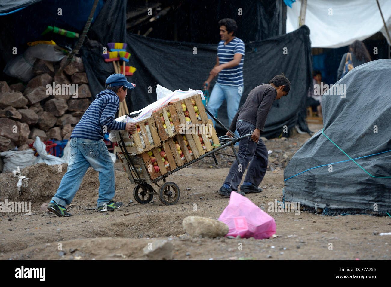Kinderarbeit, zwei jungen arbeitet als Träger an einen Markt, Ayacucho, Ayacucho Region, Peru Stockfoto