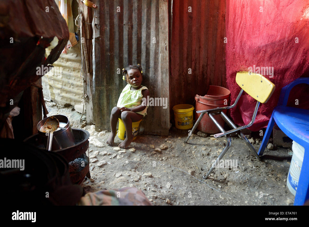 Mädchen, zwei Jahre mit einem Plastikeimer als Toilette, Camp Icare, Lager für Erdbeben Flüchtlinge, Fort National, Port-au-Prince Stockfoto