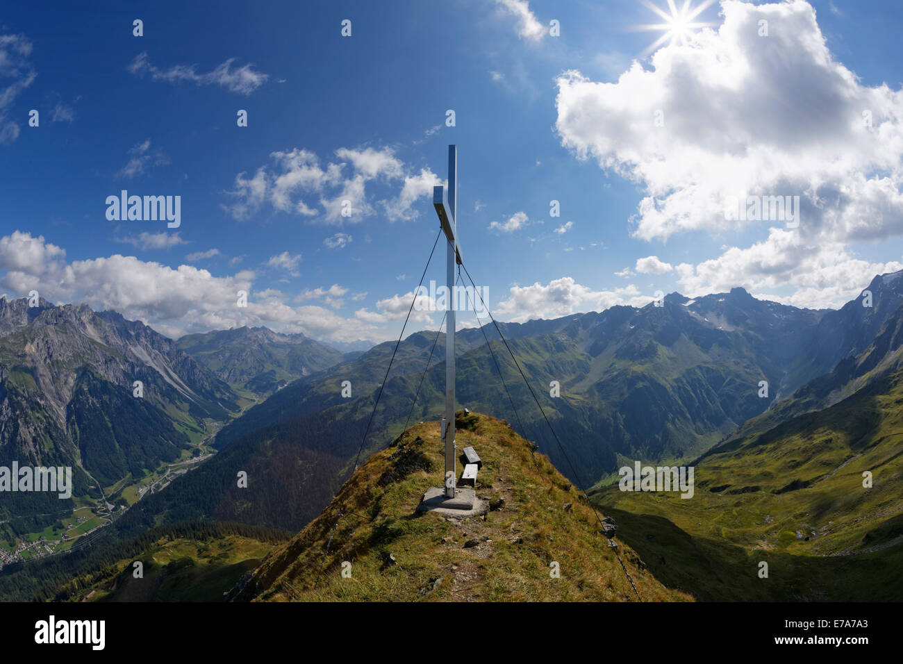 Am Burtschakopf Berg, Eisentaler Gruppe Berge, Klostertal Tal auf der linken Seite Kaltenberggruppe Bergen am Gipfelkreuz Stockfoto