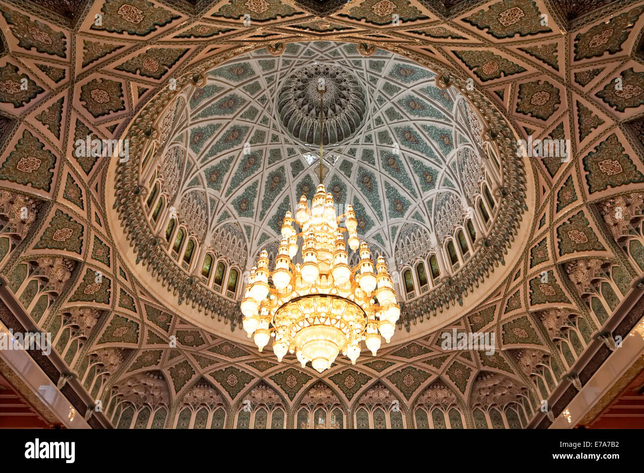 Großer Kronleuchter in der Kuppel, Sultan Qaboos Moschee, Muscat, Oman  Stockfotografie - Alamy