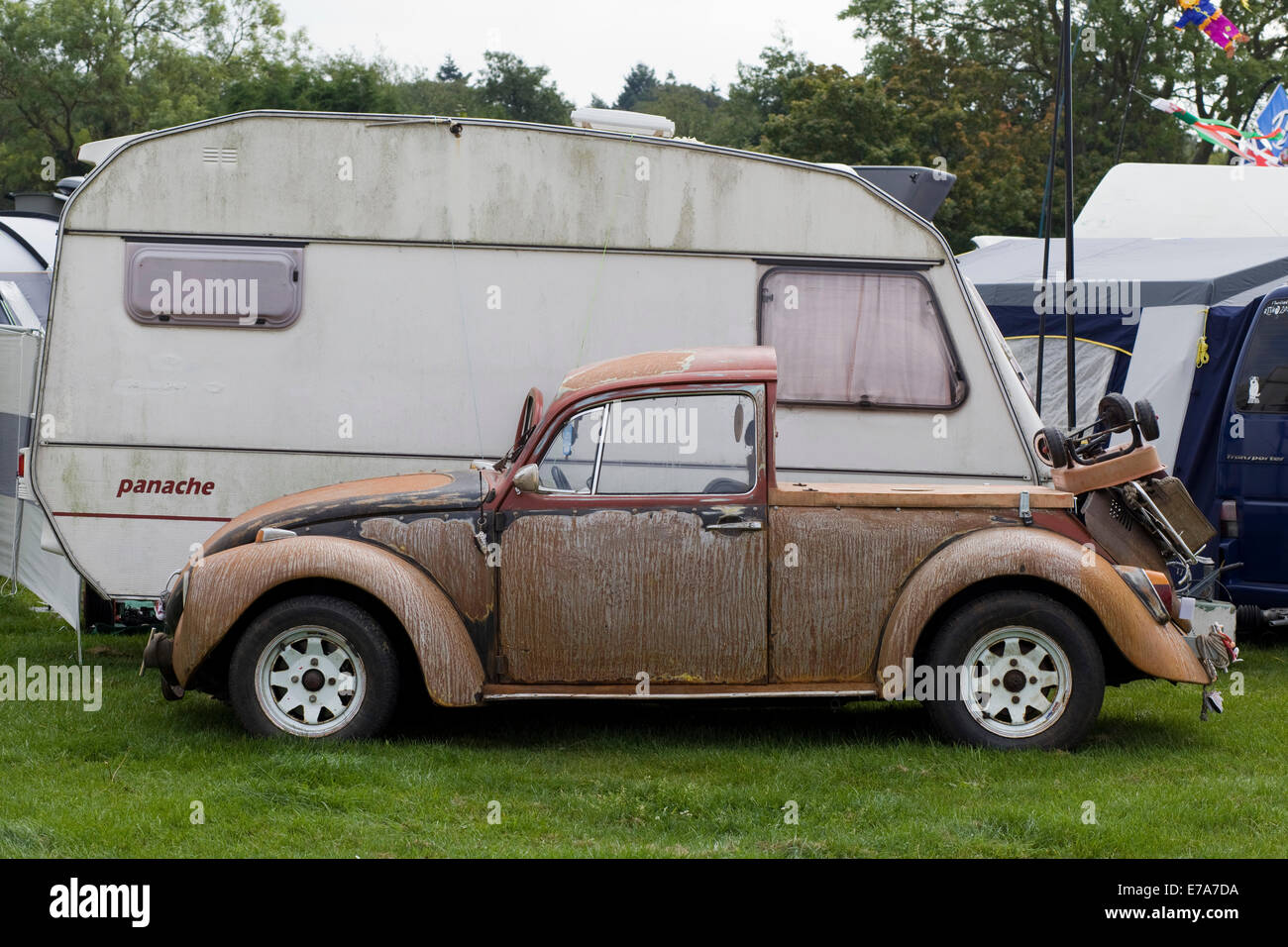 VW Käfer Cabrio Ratte vor einem alten RetroWohnwagen Stockfotografie Alamy