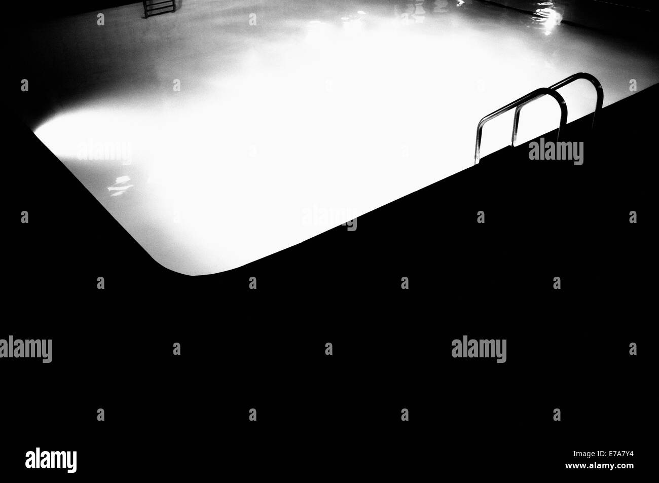 Schatten am Pool, kontrastreiche hell beleuchtete Wasser Stockfoto