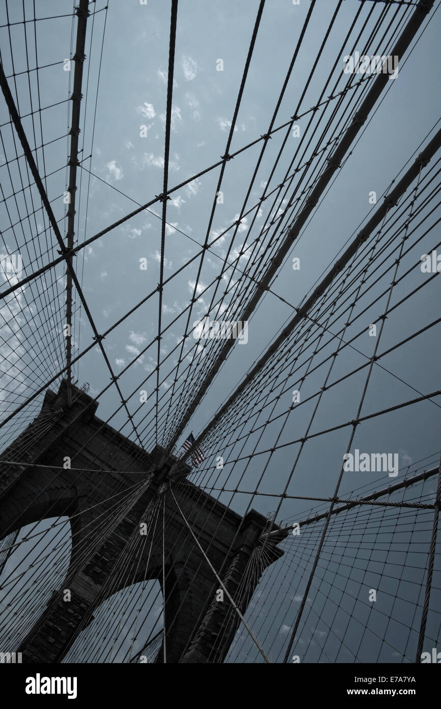 Muster von Stahlseilen von der Brooklyn Bridge, New York, USA Stockfoto