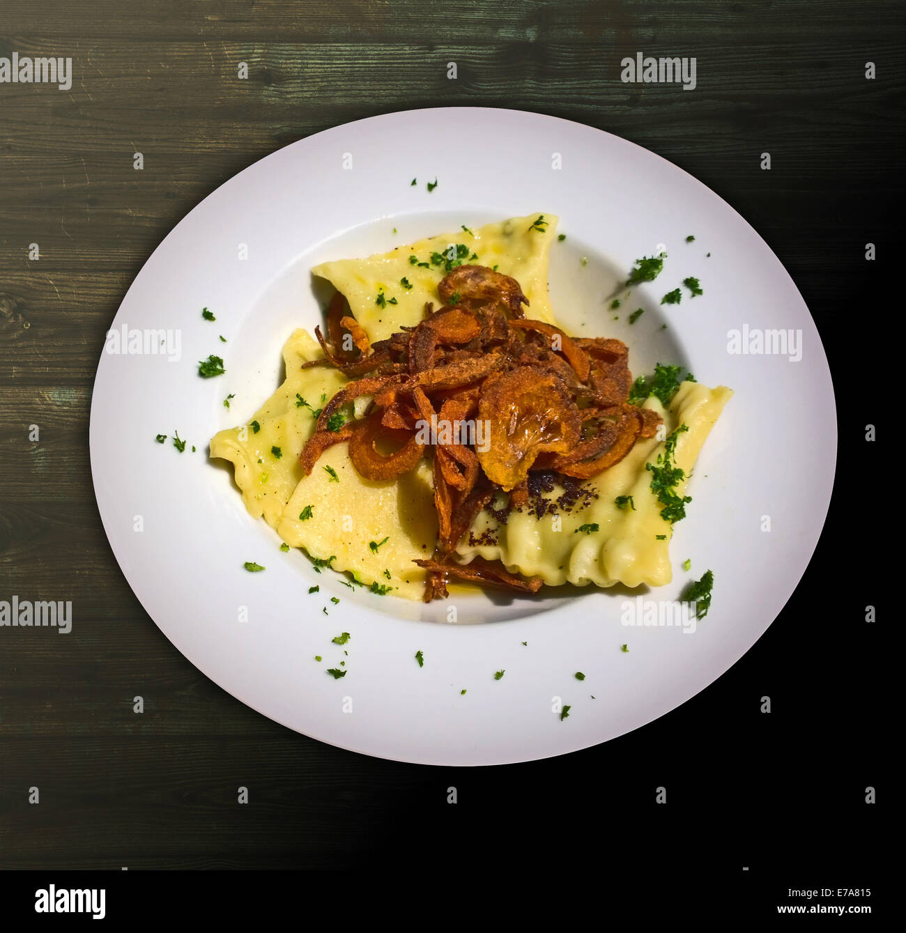 Schwäbischen Taschen oder schwäbischen Ravioli (Maultaschen): Nudeln Quadrate gefüllt mit Fleisch und Spinat, serviert mit tiefen gebratenen Zwiebelringen Stockfoto