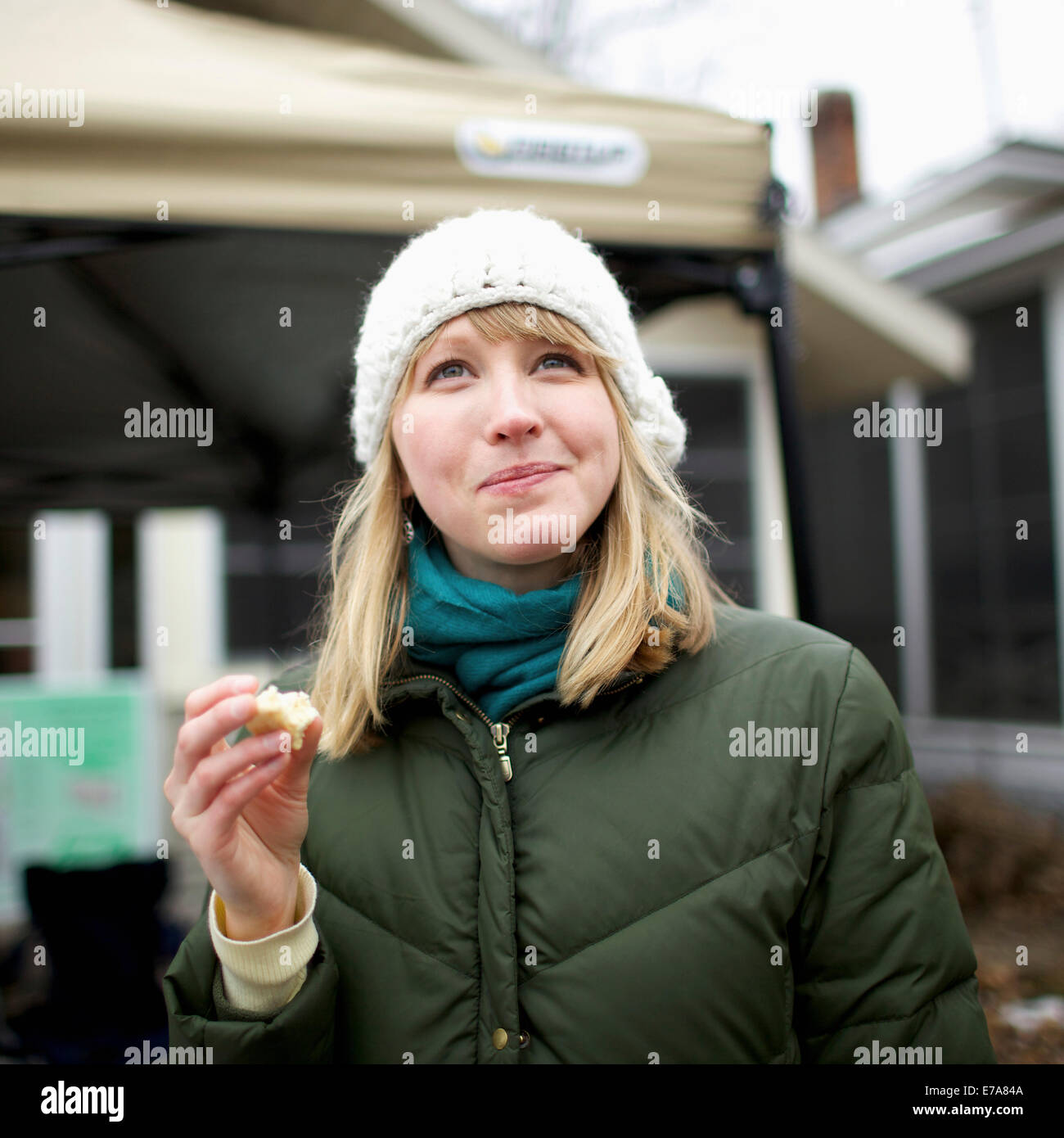 Porträt einer Frau, gekleidet im Winter Kleidung und wegsehen Stockfoto