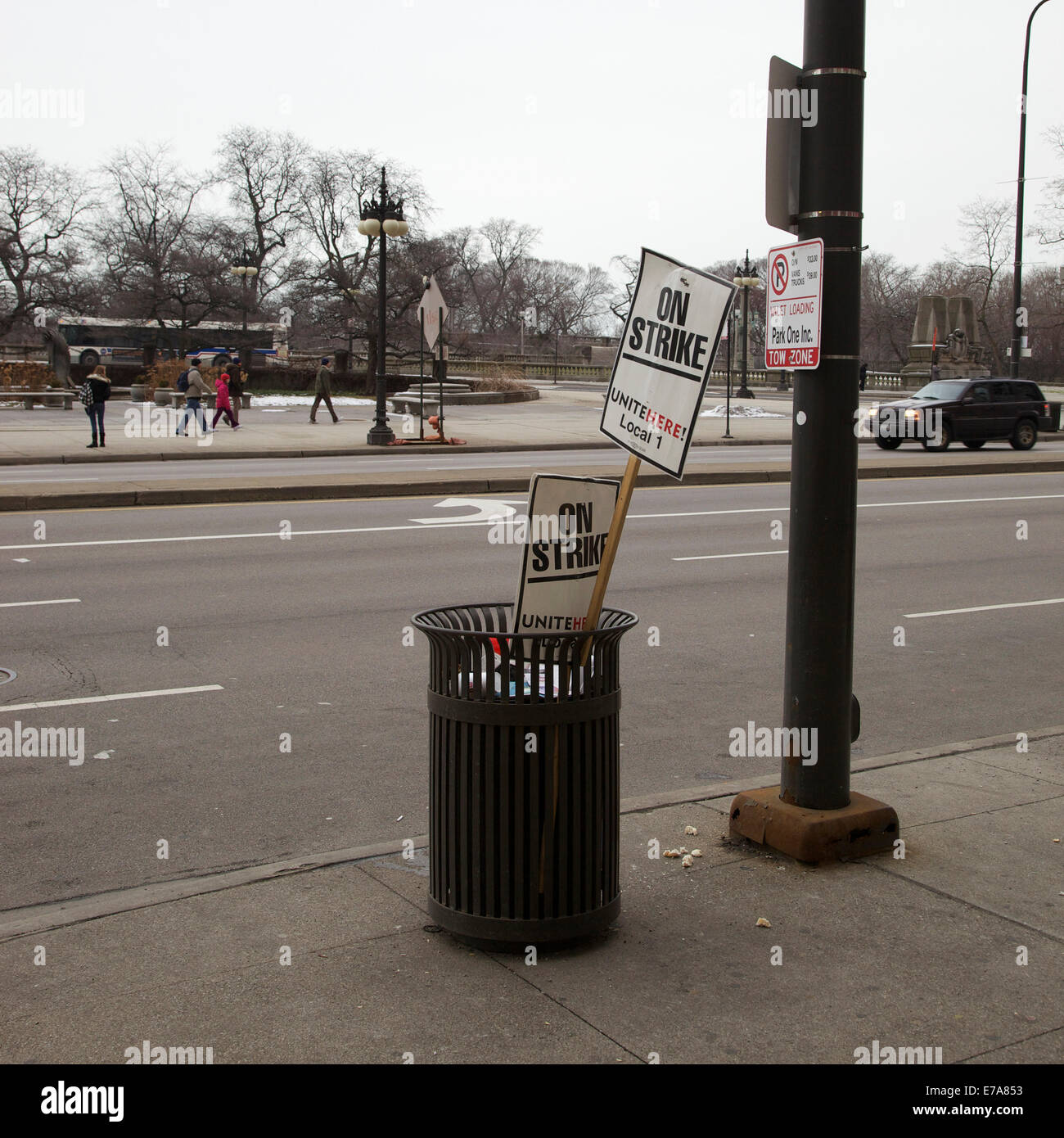 Protestieren Sie in den Streik Zeichen in eine Mülltonne als nächstes zu einer Straße Stockfoto