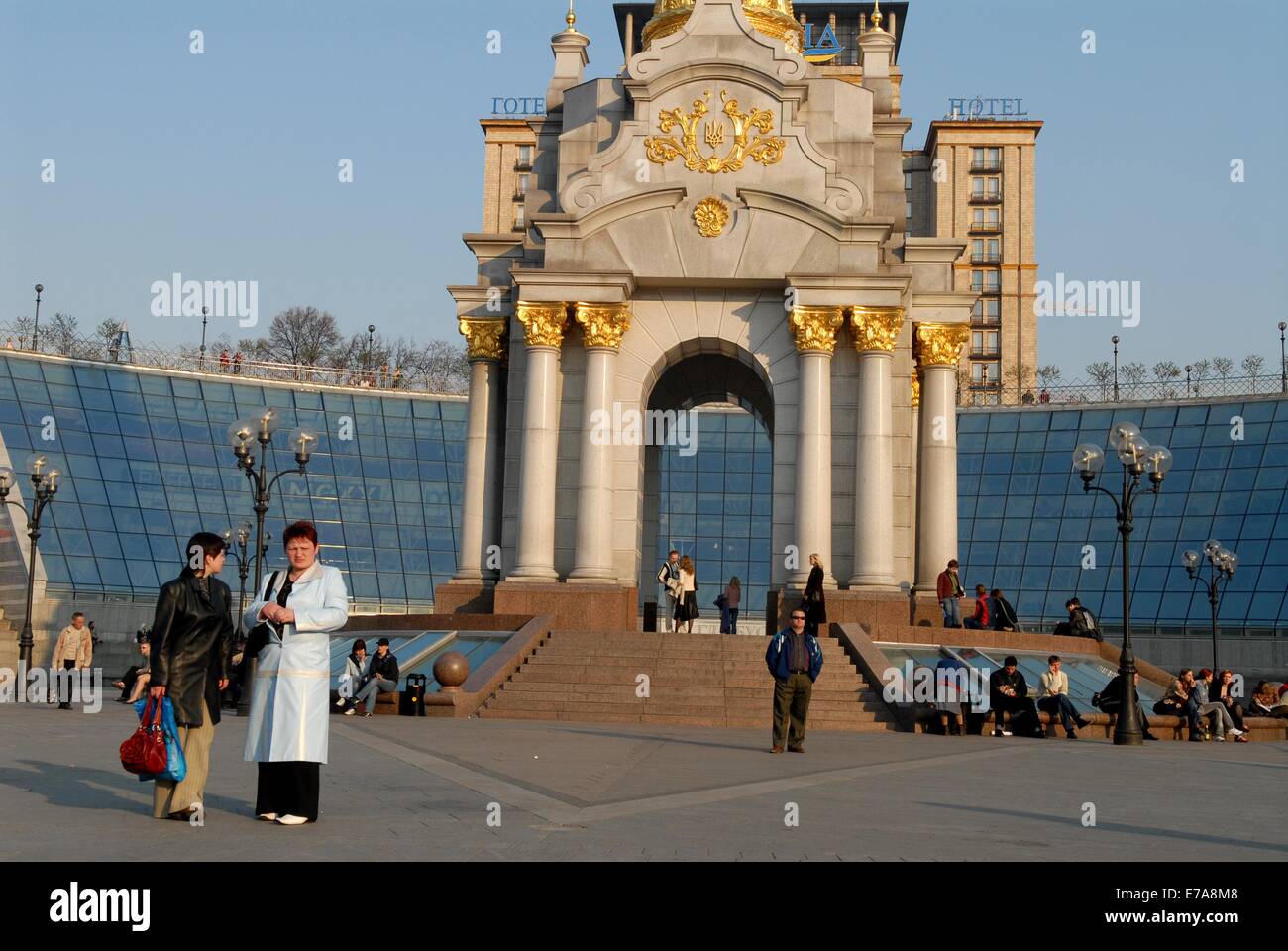 Kiew (Ukraine), Menschen in Maidan Platz am Denkmal für die Heimat und Handelszentrum Stockfoto