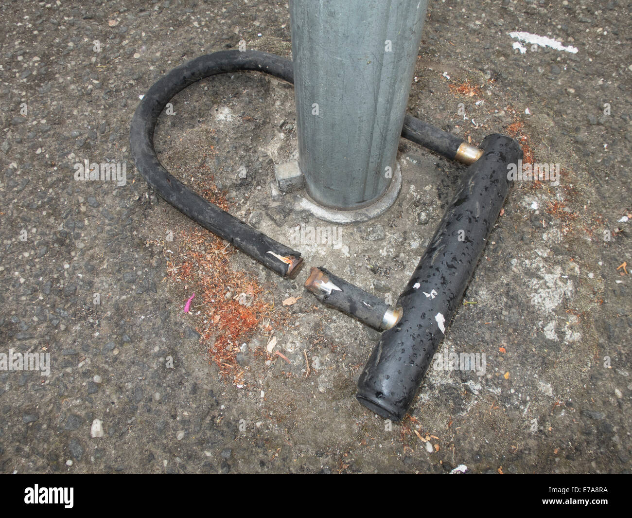 Erhöhte Ansicht des gebrochenen Fahrrad sperren im Pol Stockfoto