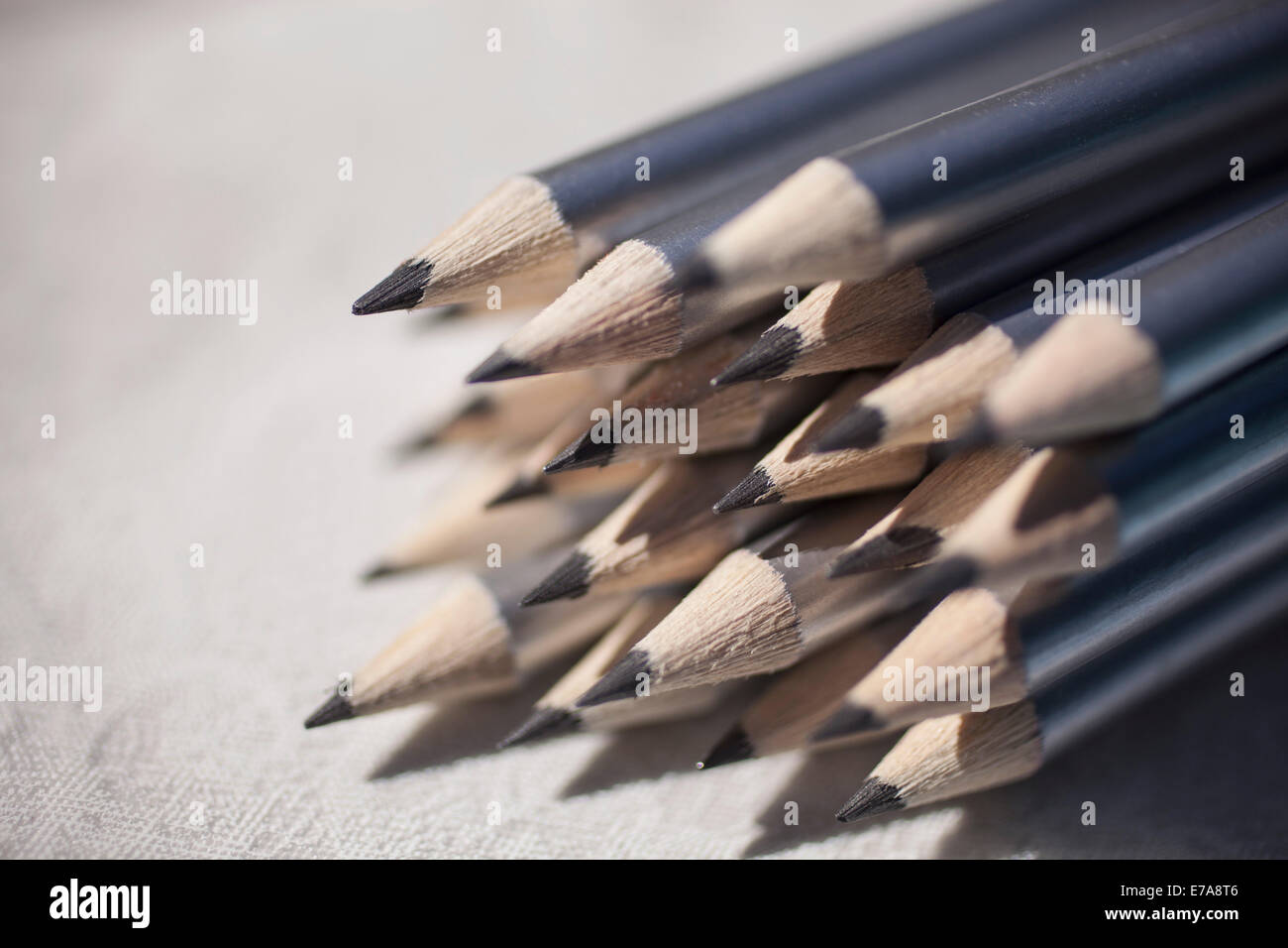 Haufen von Bleistiften auf Tisch Stockfoto