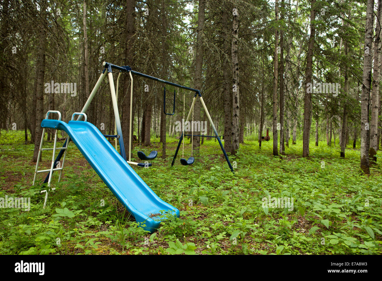 Spielplatz Rutsche und Schaukeln im borealen Wald, Northern Alberta, Kanada Stockfoto