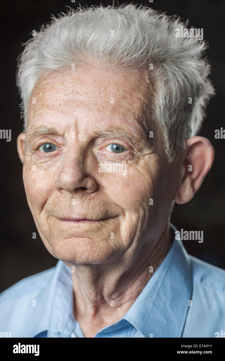Close-up Portrait von senior glücklich über schwarzen Hintergrund Stockfoto