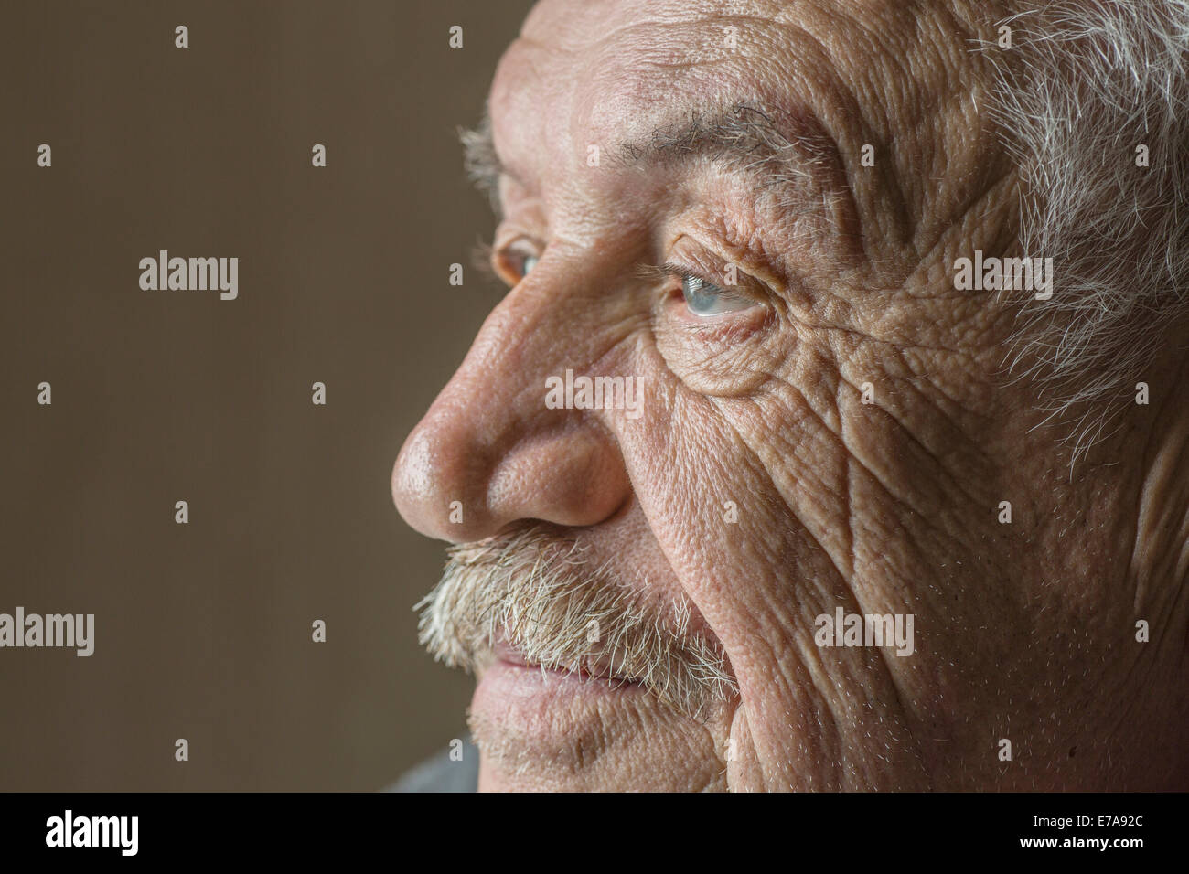 Ernst senior Mann wegsehen über farbigen Hintergrund isoliert Stockfoto
