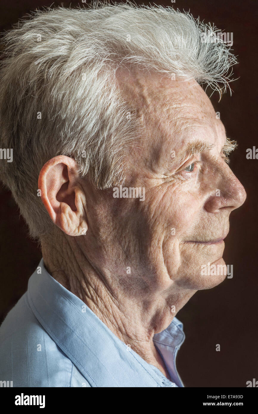 Profil-Schuss von senior woman auf schwarzem Hintergrund Stockfoto