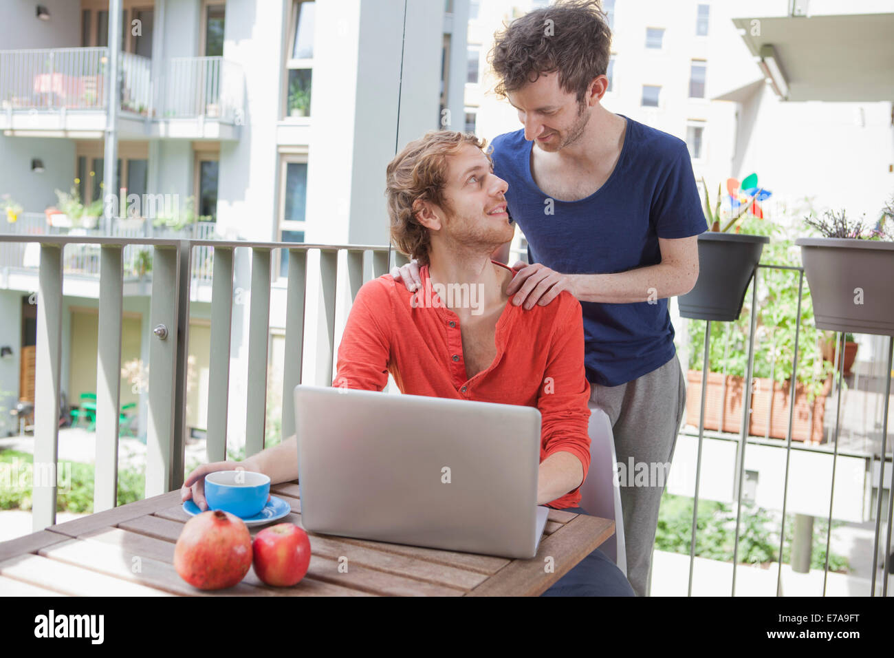 Liebevolle schwules Paar sahen einander an Veranda Stockfoto