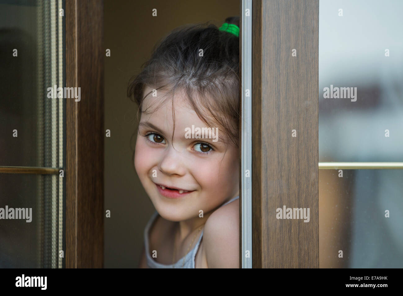 Close-up Portrait von Mädchen an der Tür Stockfoto