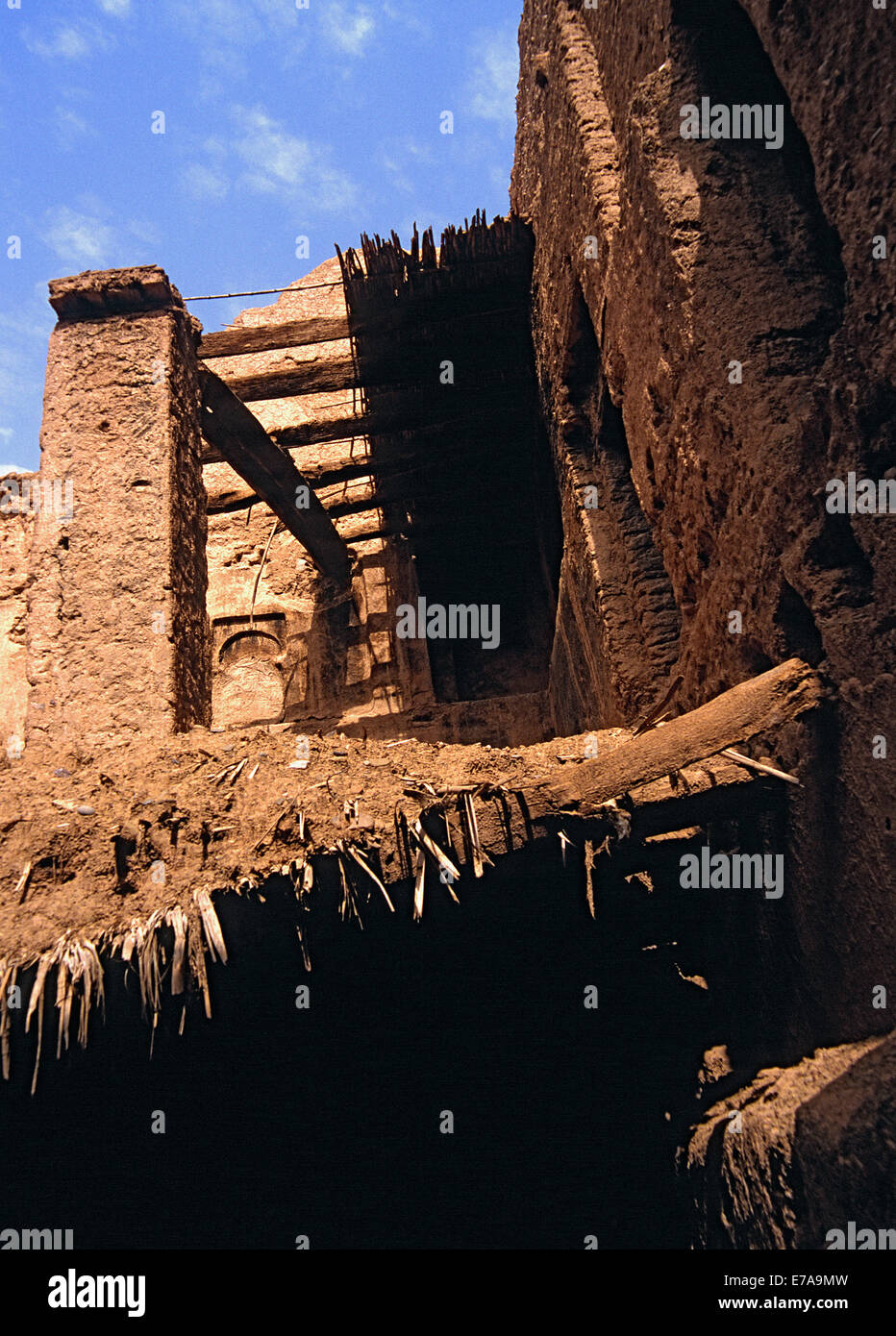 Niedrigen Winkel Ansicht der Lehmhütte, Agdz, Marokko Stockfoto