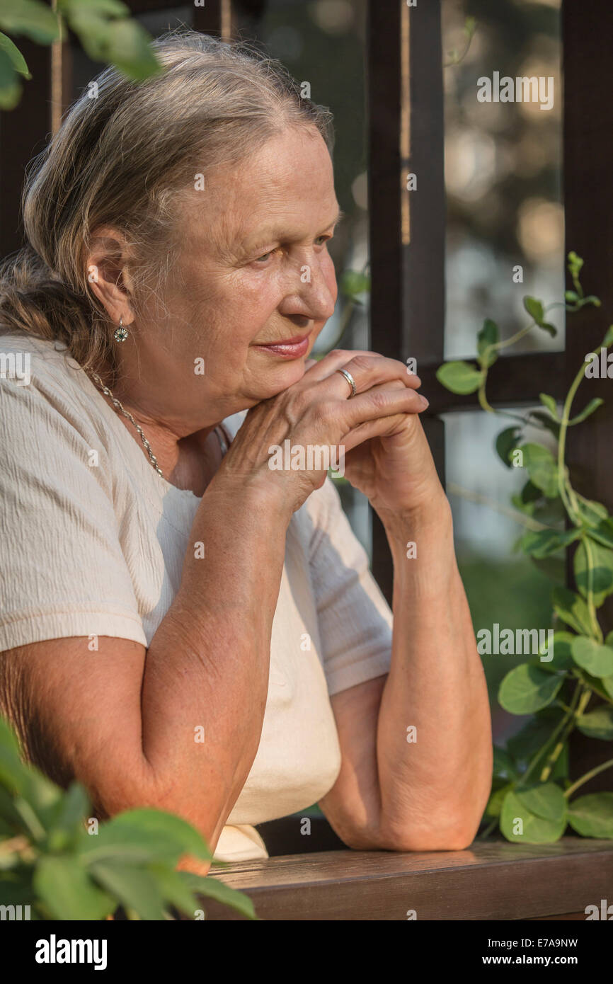 Nachdenklich senior Frau im Balkon Stockfoto