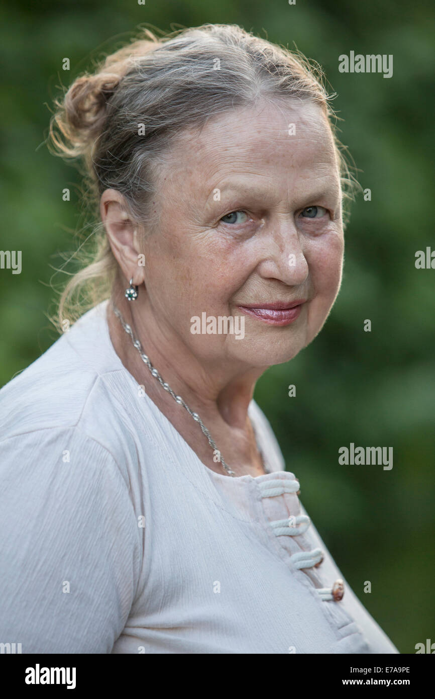 Seite Ansicht Porträt senior Frau lächelnd im freien Stockfoto