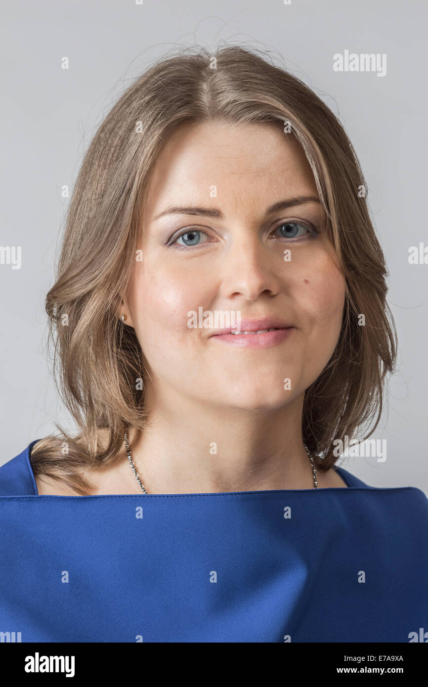 Porträt der Frau lächelnd über grauen Hintergrund Stockfoto