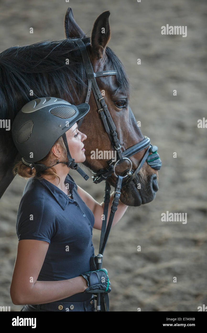 Frau mit einem pferd Fotos und Bildmaterial in hoher Auflösung Alamy