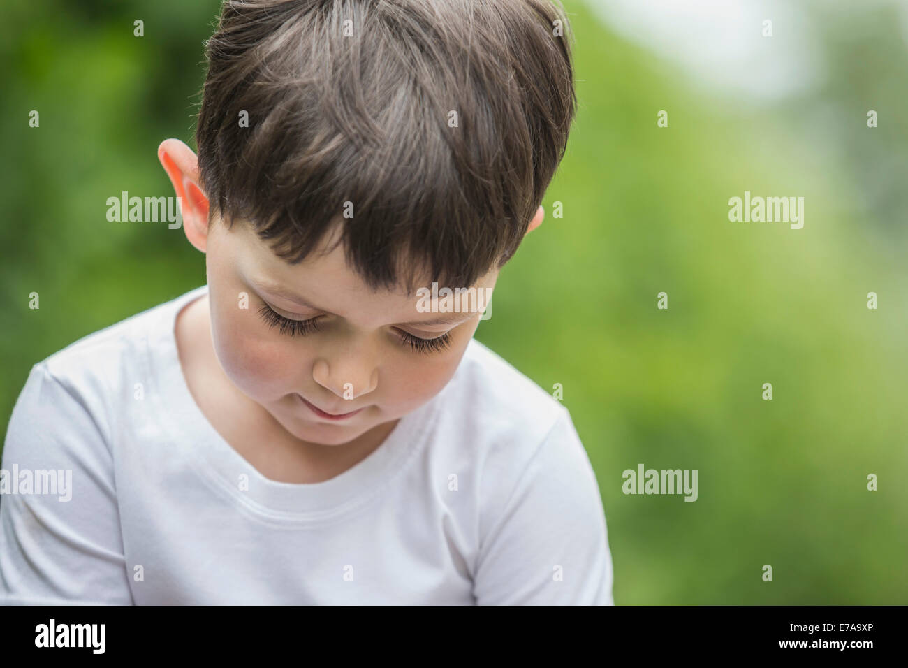 Süße junge blickte im park Stockfoto