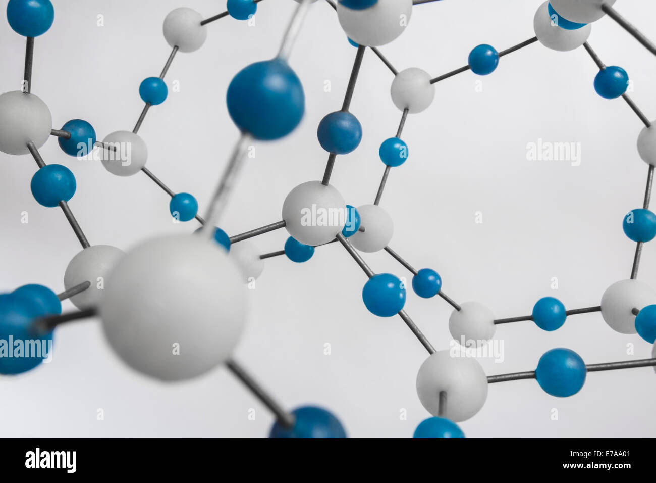Blaue und weiße Molekularstruktur vor weißem Hintergrund Stockfoto