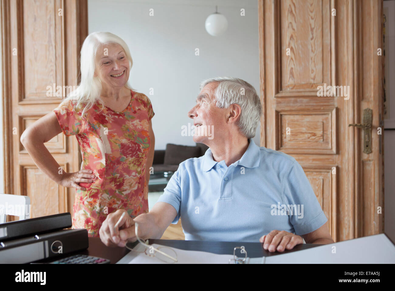 Senior woman Frau betrachten, bei der Berechnung der Eigenheim-Finanzierung am Tisch Stockfoto