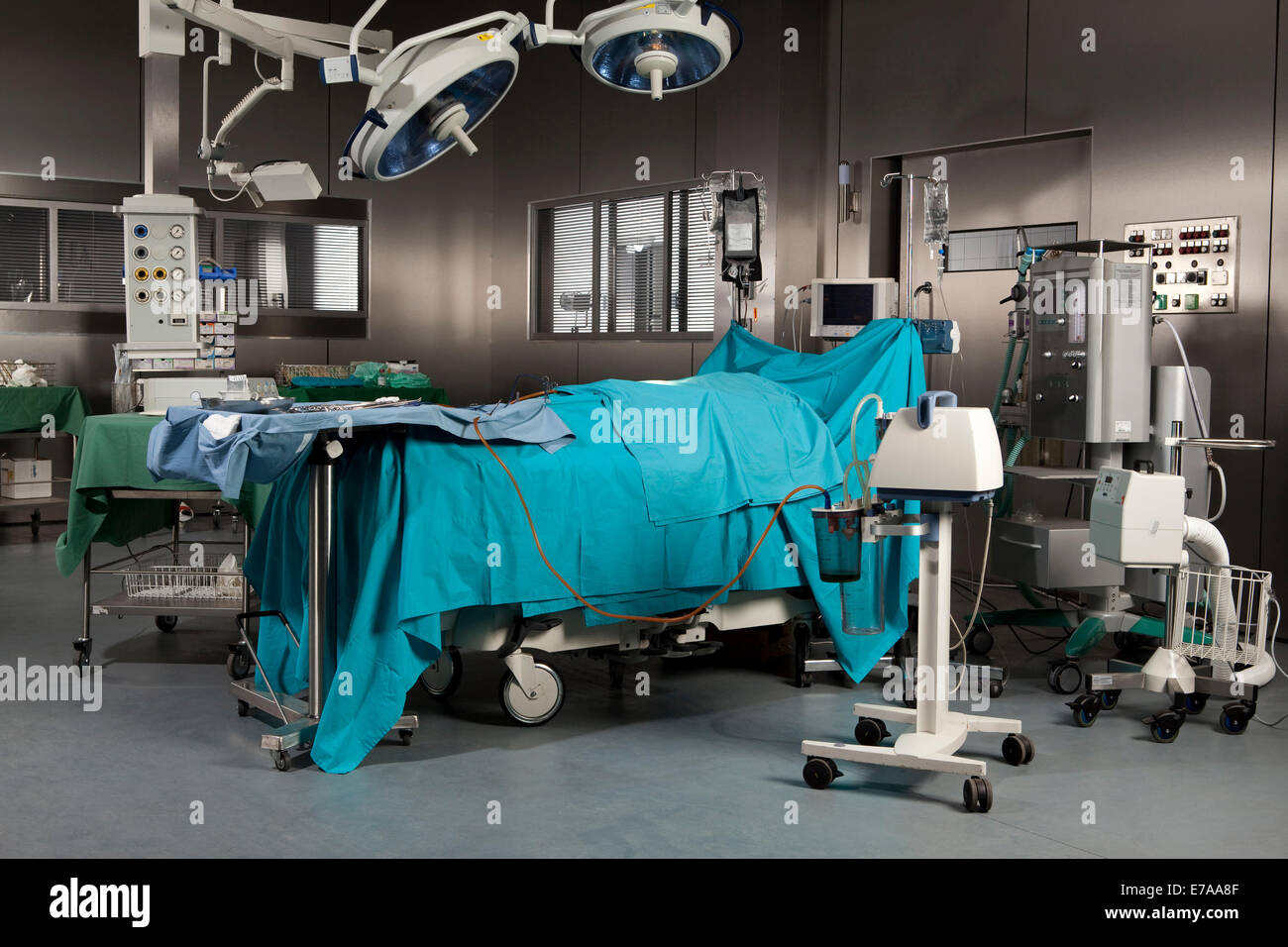Ein Körper auf eine chirurgische OP-Tisch Stockfoto