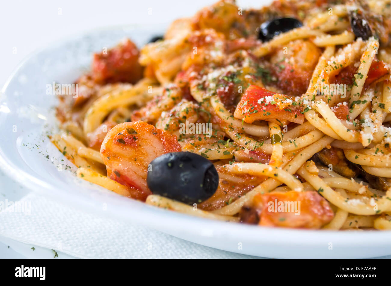 Spaghetti mit Meeresfrüchten auf weiße Schale. Stockfoto