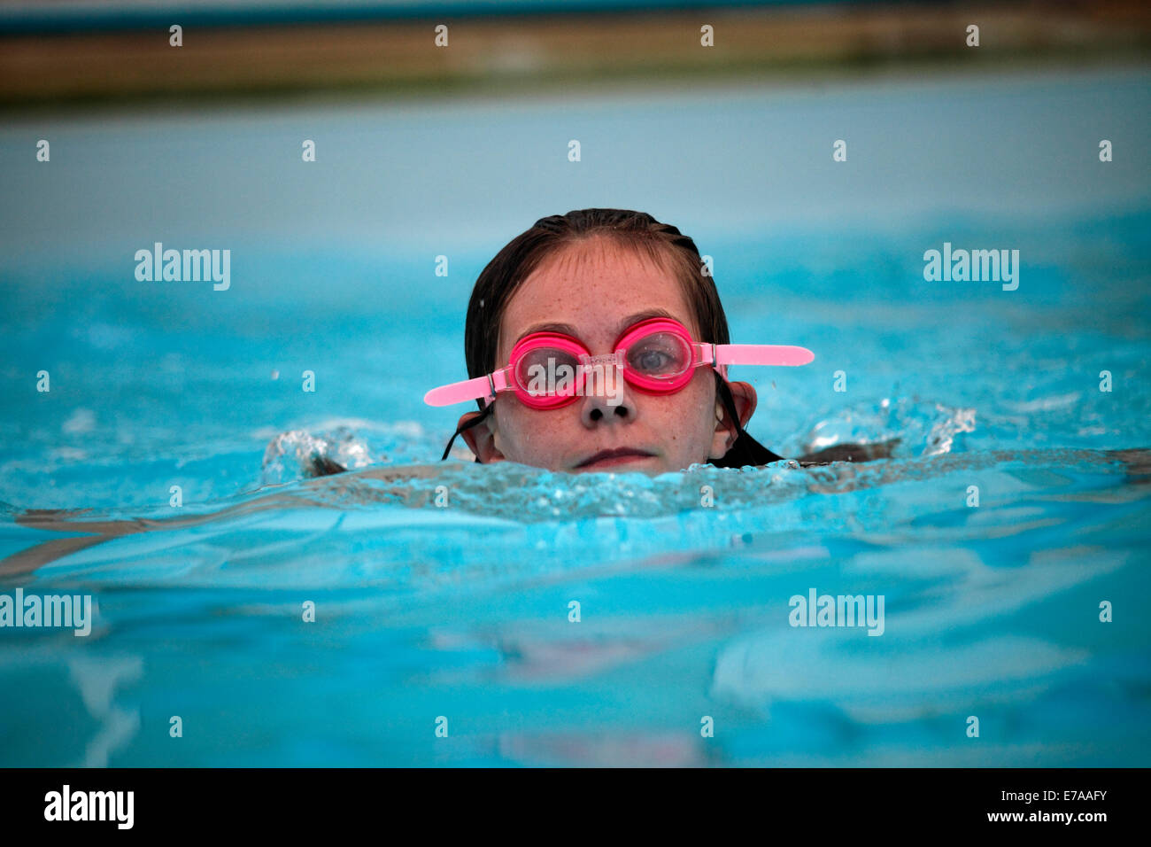 junge Mädchen tragen von Schutzbrillen schwimmen in einem pool Stockfoto junge Mädchen tragen von Schutzbrillen schwimmen in einem pool Stockfoto