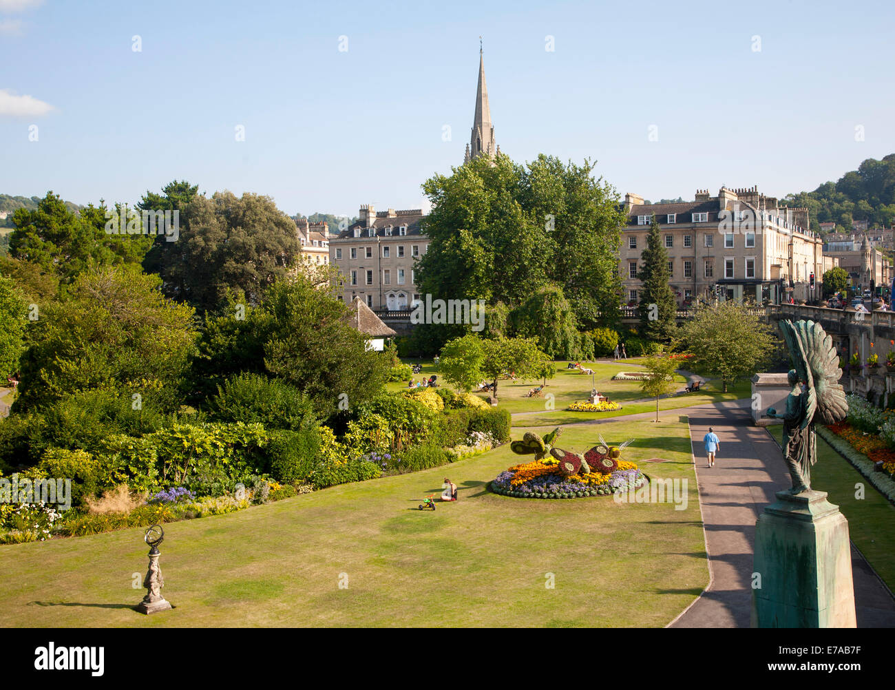 Öffentlicher Park Parade Gardens im Zentrum von Bath, Somerset, England mit Kirchturm im Hintergrund Stockfoto