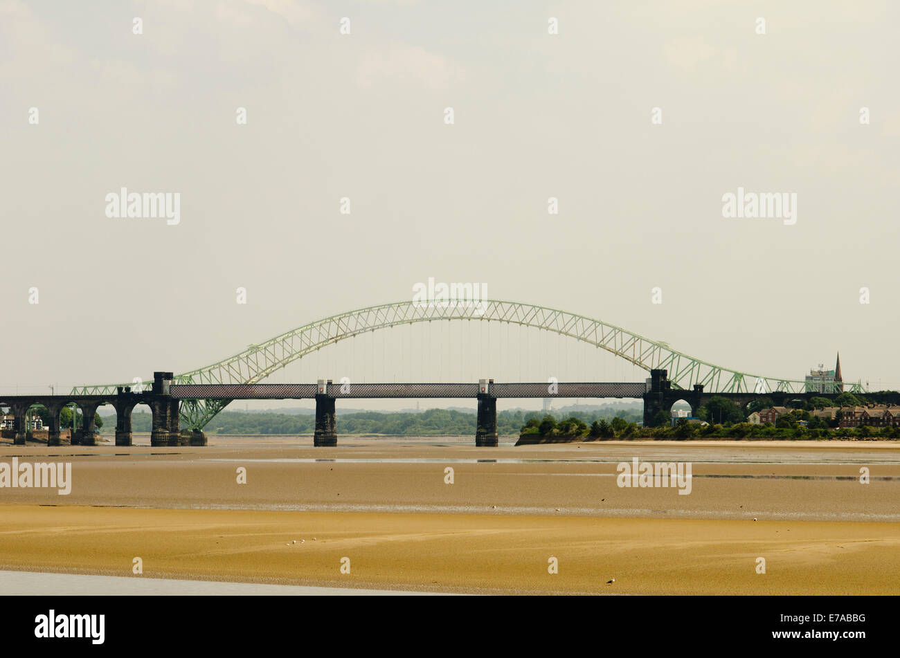 Das silberne Jubiläum-Brücke oder Runcorn Widnes Brücke über den Fluss Mersey, UK Stockfoto