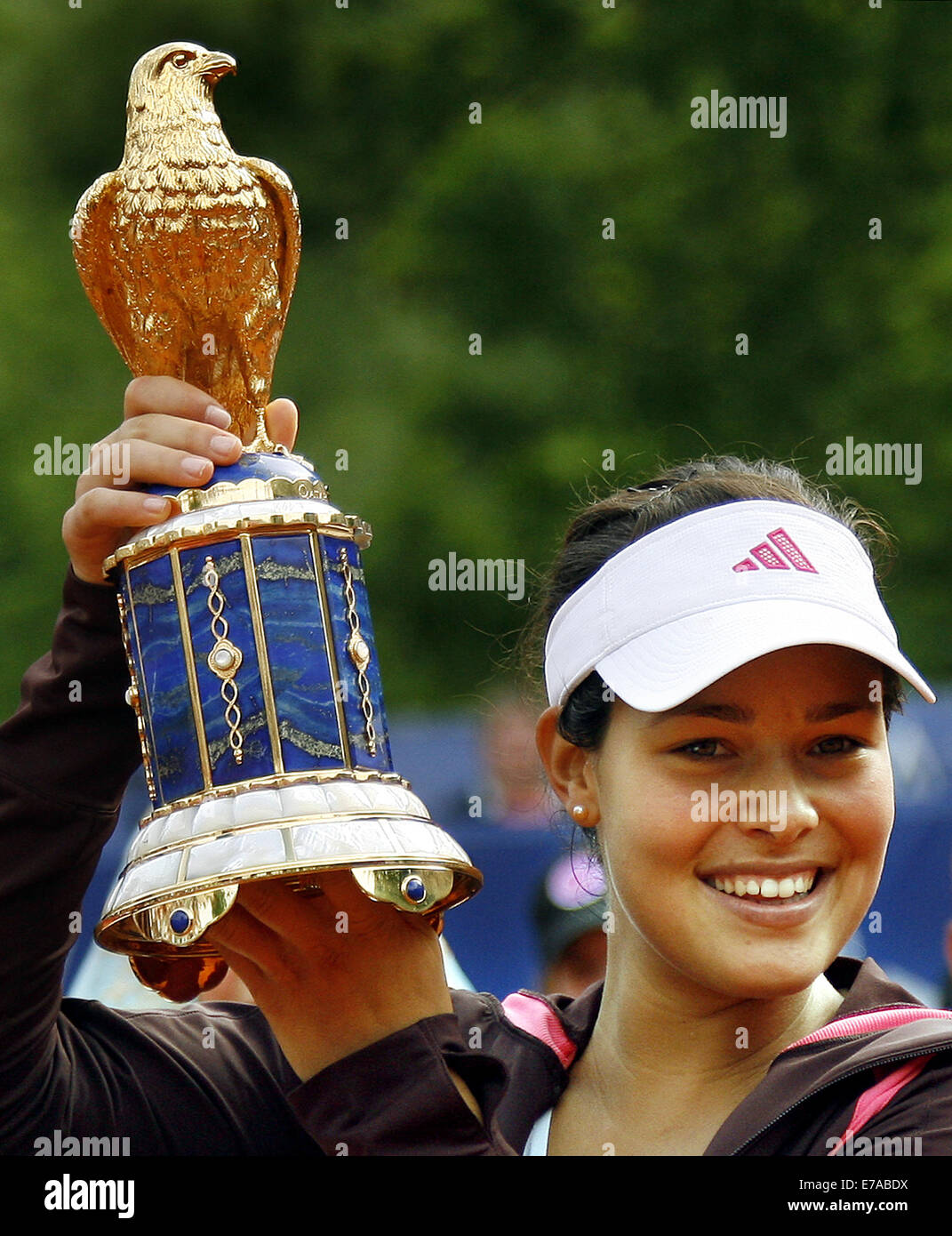 Berlin, Deutschland. 13. Mai 2007. Serbische Tennis präsentiert pro Ana Ivanovic glücklich ihre Trophäe nach dem Finale der Qatar Telecom German Open in Berlin, Deutschland, 13. Mai 2007. Ivanovic besiegten russische Kuznetsova, 3-6, 6-4 und 7-6. Foto: Wolfgang Kumm/Dpa/Alamy Live News Stockfoto