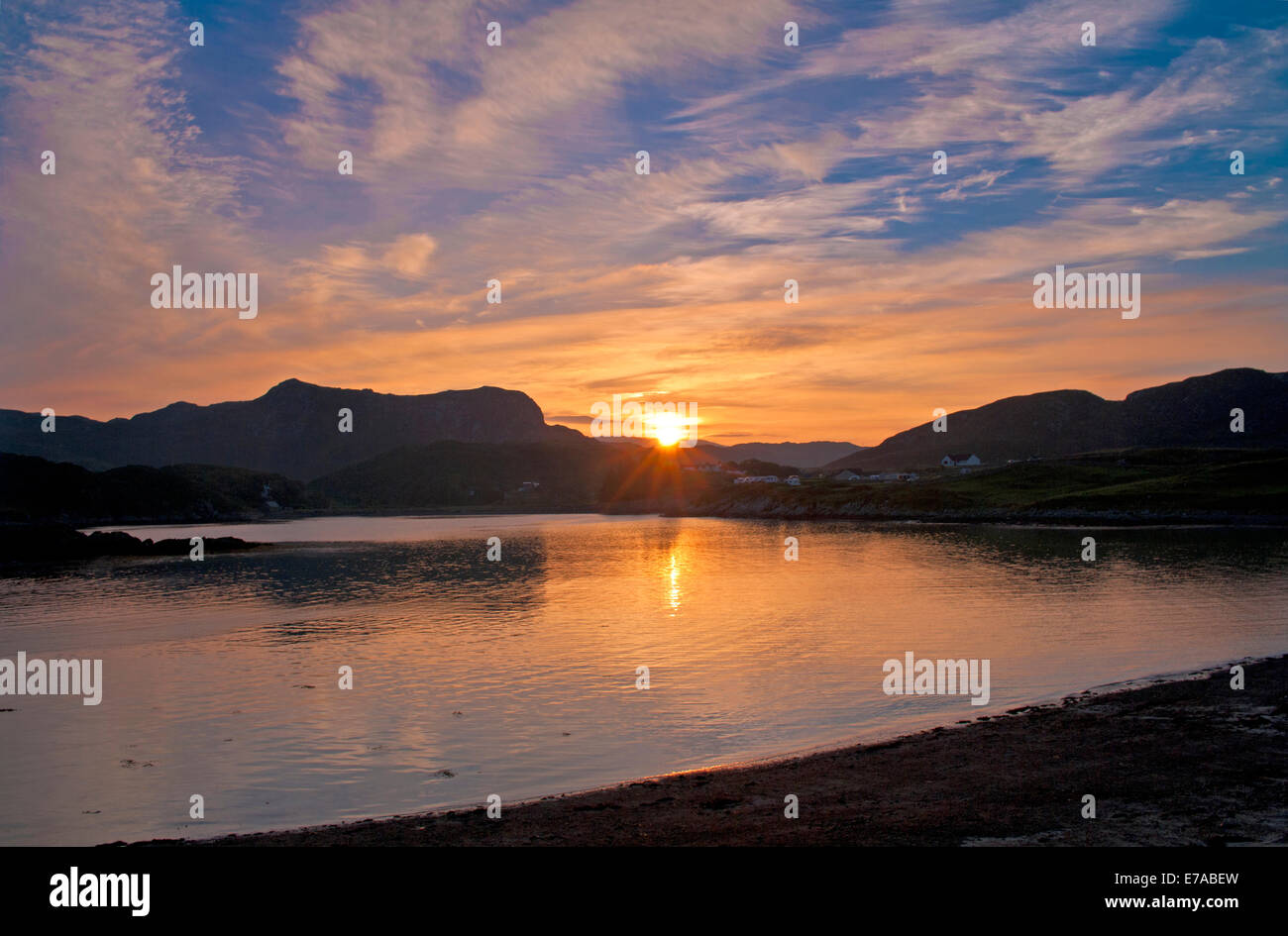 Sutherland, Northwest Highlands, Schottland, Großbritannien. 11. September 2014.  Hoher Druck produziert Windstille, als die Sonne erhebt sich über Arkle und Scourie Bay, Sutherland, Northwest Highlands, Schottland, Vereinigtes Königreich bescheint. Die Landwirtschaft Township von Scourie ist jetzt auch ein Urlaubsziel. Bildnachweis: Julie Fryer/Alamy Live-Nachrichten Stockfoto