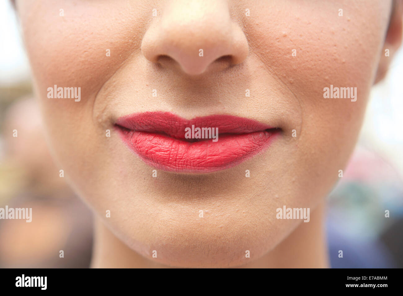 Rote Lippen, junge weibliche, Fair Teint, London, England, UK. Frau Gesicht roten Lippen. Lippe Füllung. Kosmetische verfahren. Kosmetische Chirurgie Lippen. Stockfoto