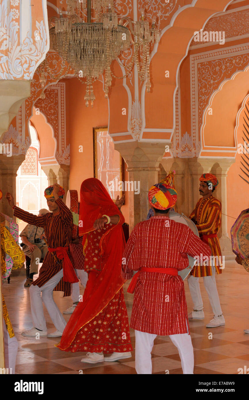 Eine traditionelle Tanzgruppe Durchführung in der City Palace Jaipur in Rajasthan, Indien Stockfoto