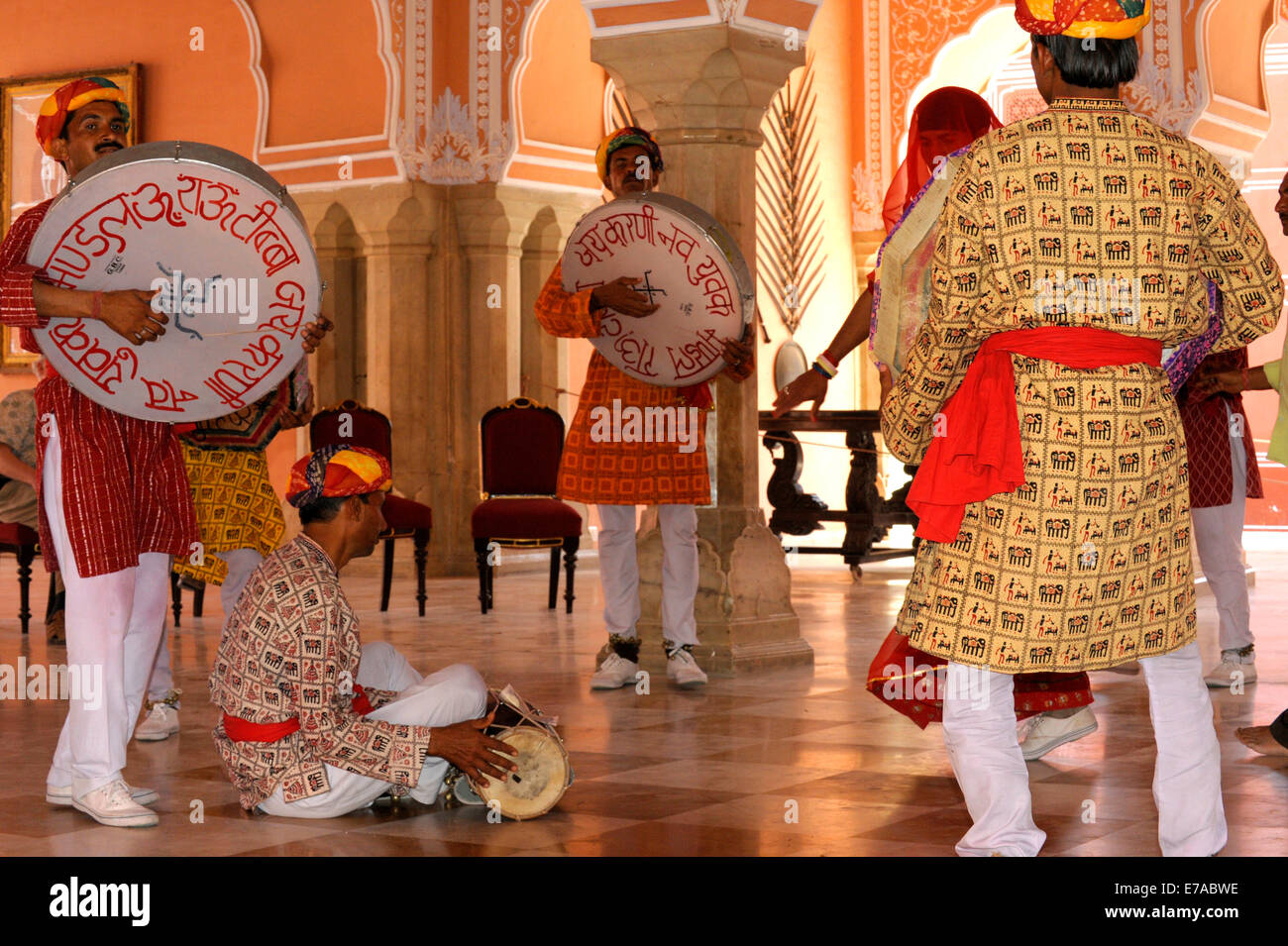Eine traditionelle Tanzgruppe Durchführung in der City Palace Jaipur in Rajasthan, Indien Stockfoto