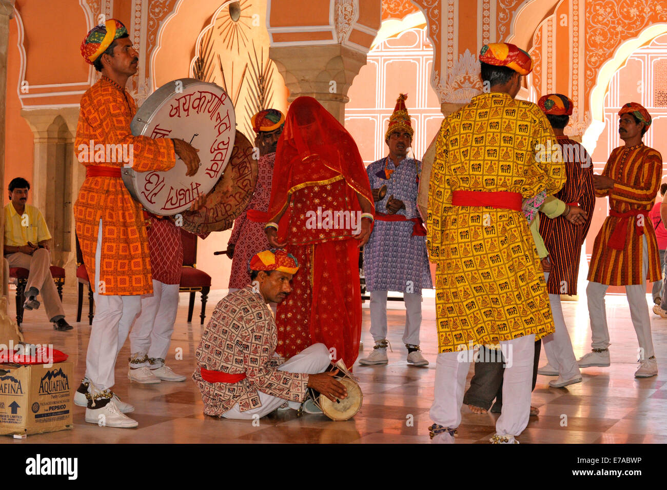 Eine traditionelle Tanzgruppe Durchführung in der City Palace Jaipur in Rajasthan, Indien Stockfoto