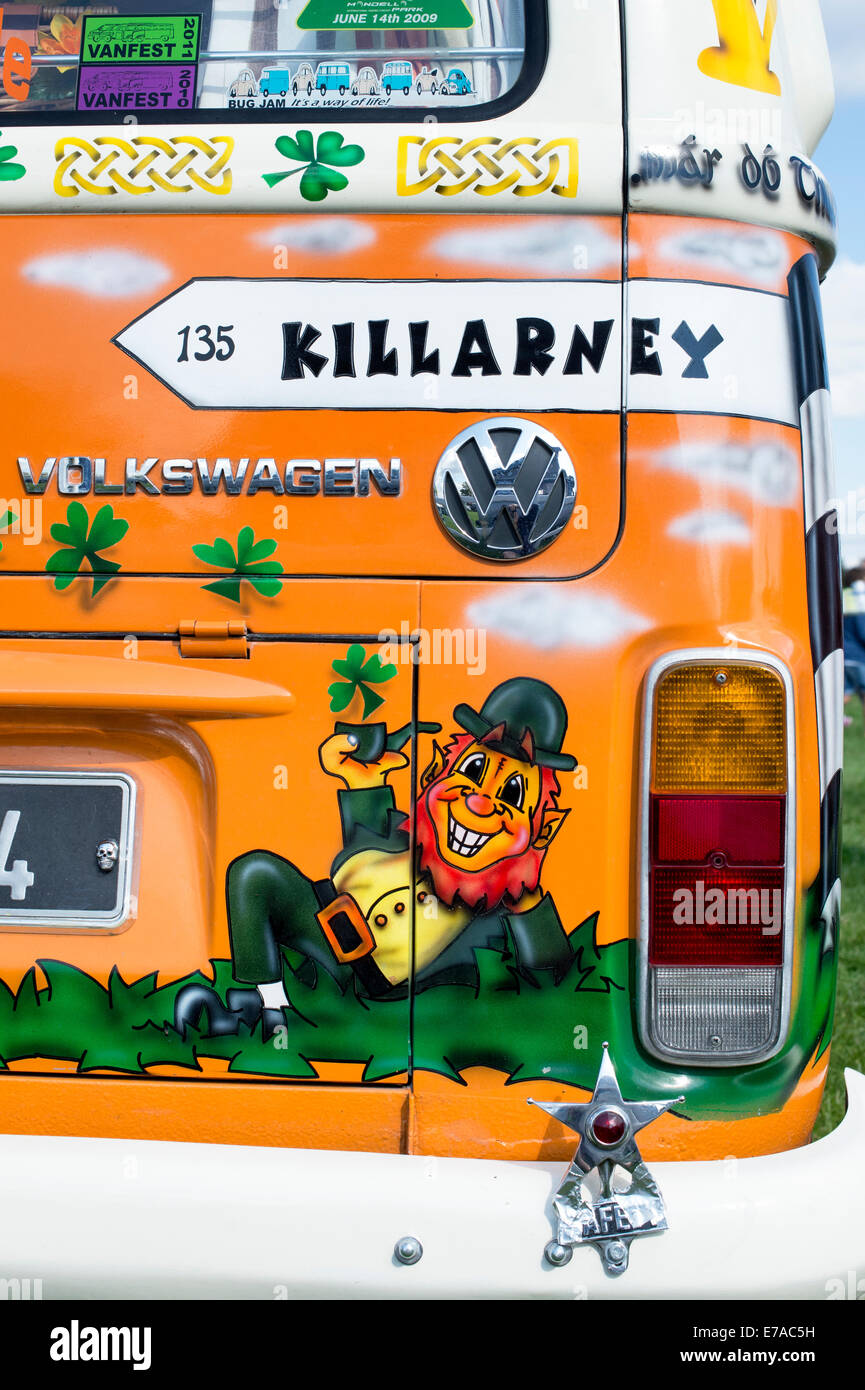 Irischen Themen bemalten VW Volkswagen Wohnmobil bei einer VW-Show.  England Stockfoto