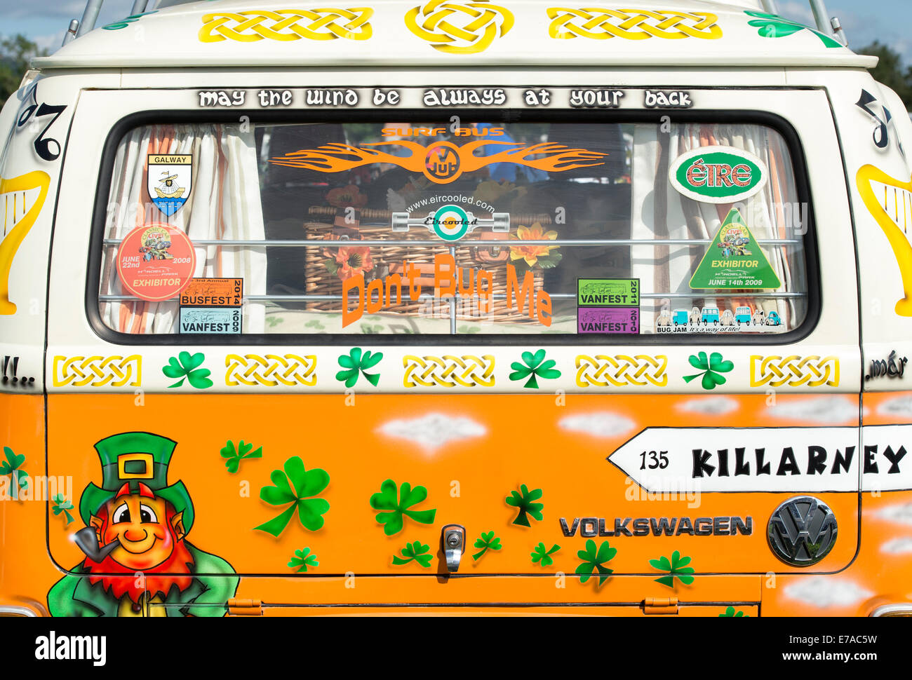Irischen Themen bemalten VW Volkswagen Wohnmobil bei einer VW-Show.  England Stockfoto