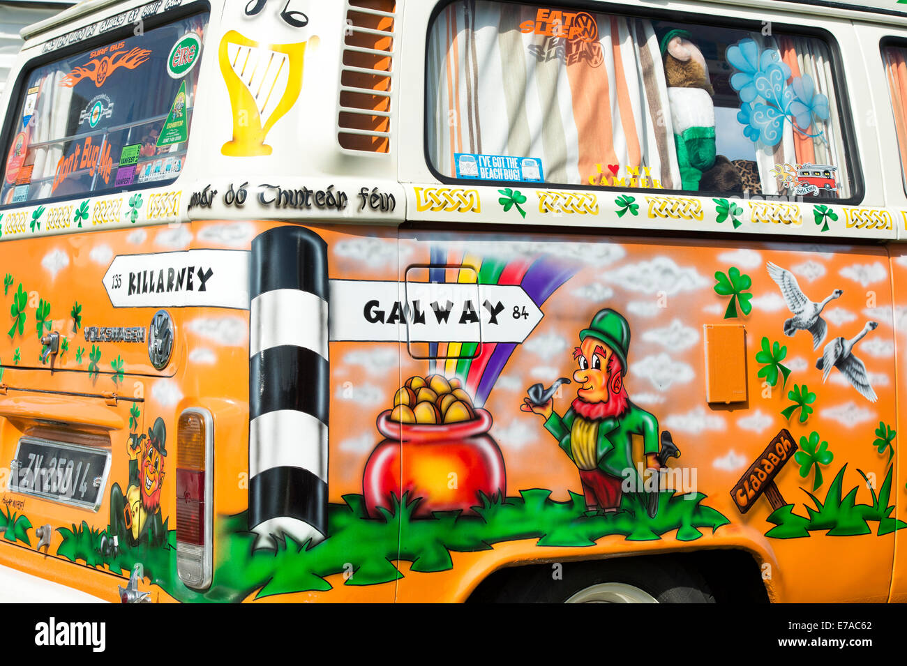 Irischen Themen bemalten VW Volkswagen Wohnmobil bei einer VW-Show.  England Stockfoto