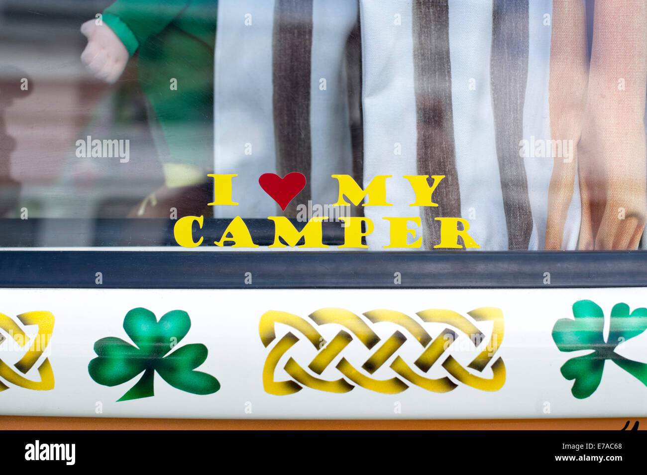 Ich liebe mein Wohnmobil Aufkleber auf das Fenster eines irischen Themen bemalten VW Volkswagen Camper Vans bei einer VW-Show.  England Stockfoto