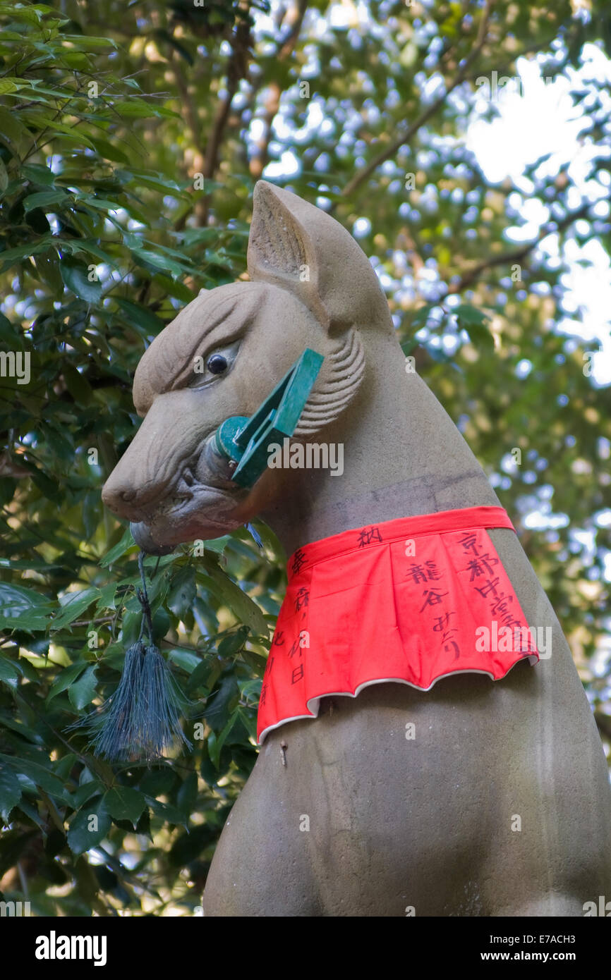 Fox (Kitsune) hält einen Schlüssel im Maul am Fushimi Inari-Taisha-Schrein in Kyoto Japan Stockfoto